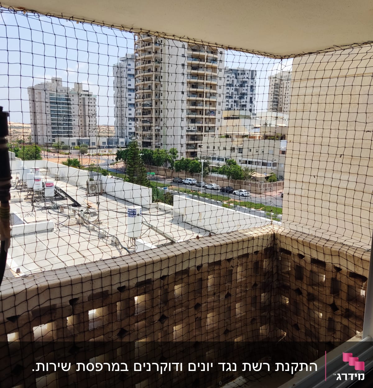 רשת למניעת כניסת יונים במרפסת בניין